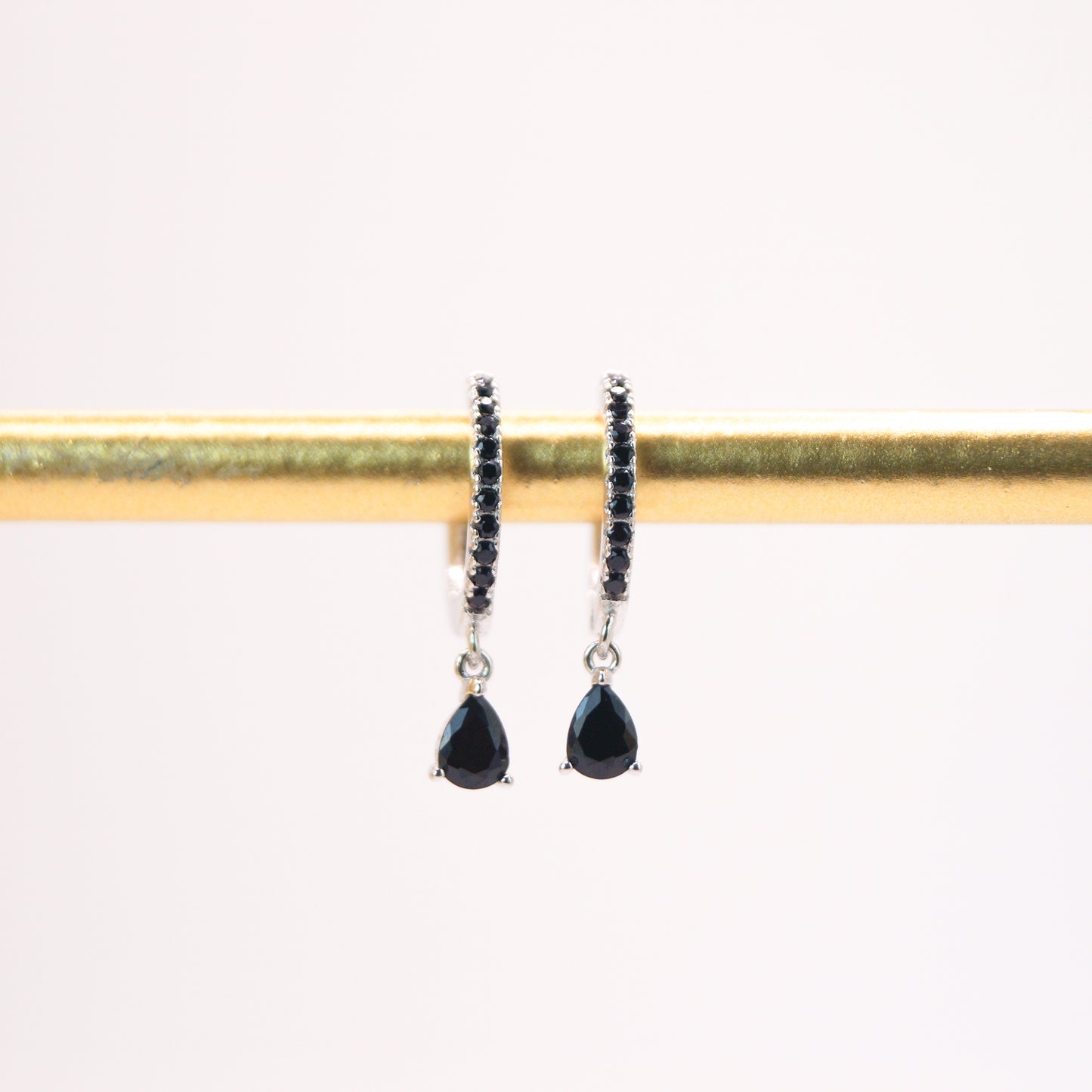 Arracadas plata ley huggies con piedra negra waterproof dosce joyeria