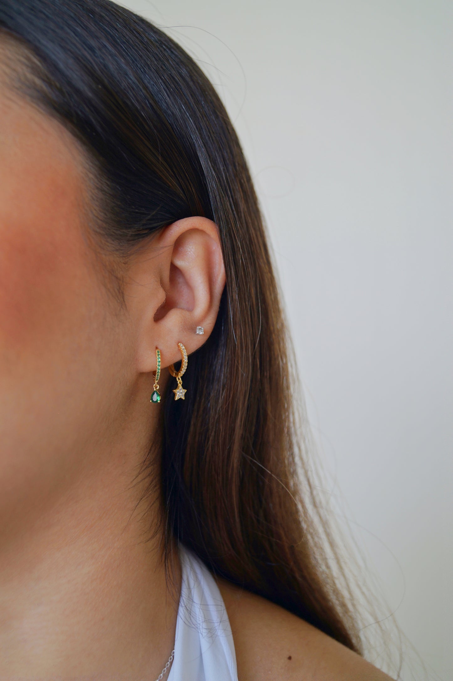 aretes huggies aracadas enchapado en oro plata ley estrella y cristal verde dosce joyeria