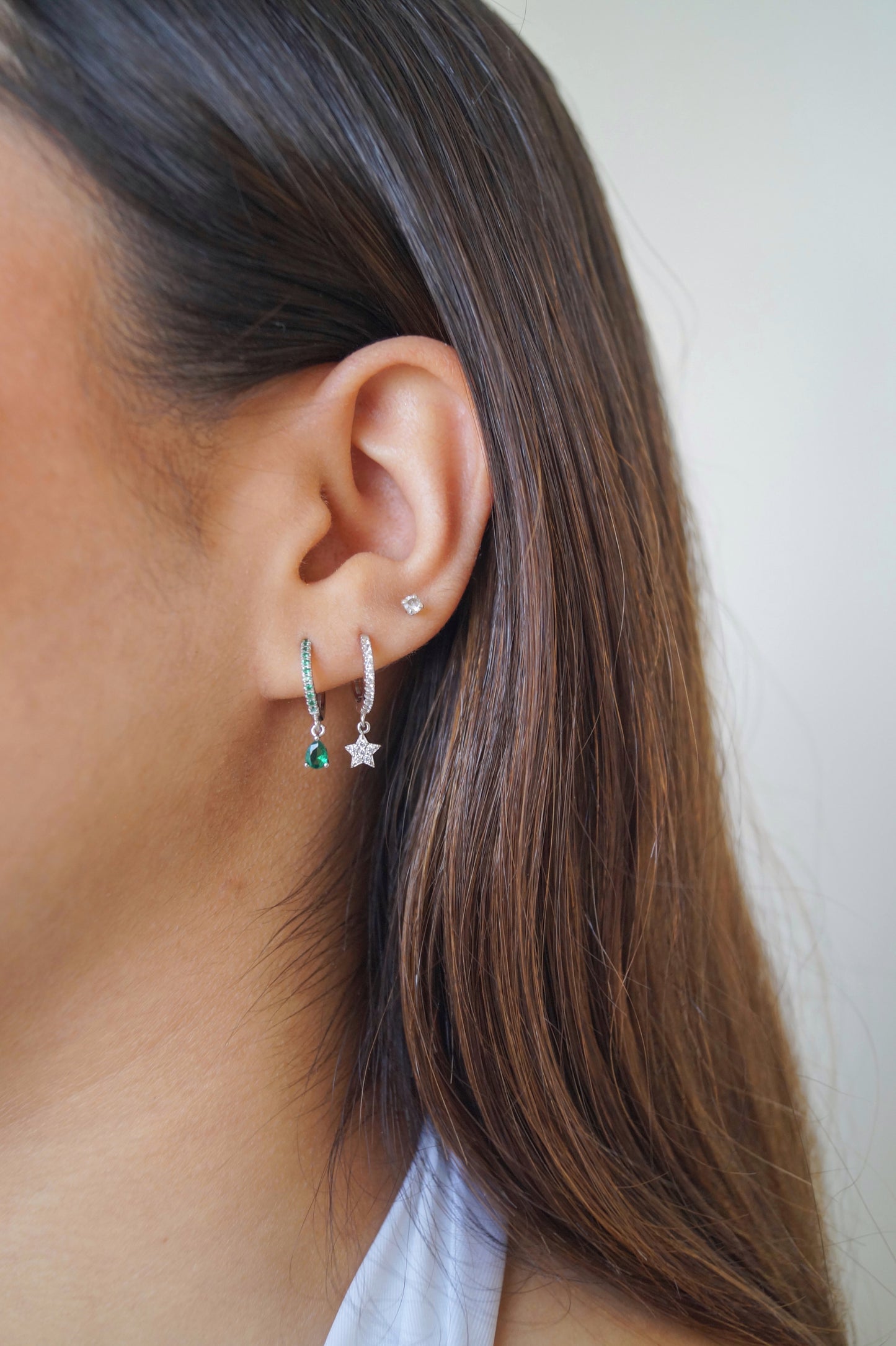 aretes huggies estrella y piedra color esmeralda plata ley 925 dosce joyeria