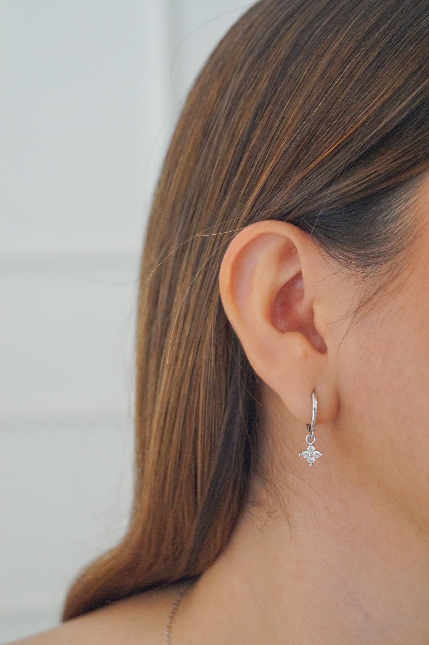 arracadas figura flor huggies a prueba de agua puesto