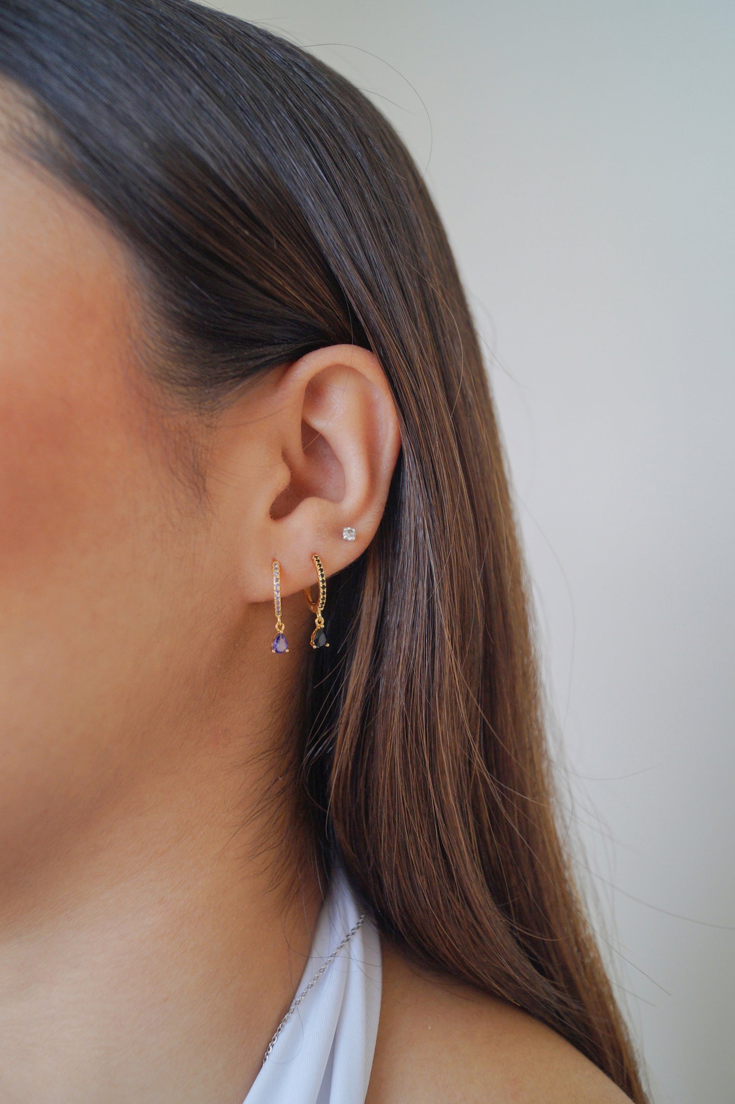 arracadas huggies con piedras de colores negro y morado plata ley