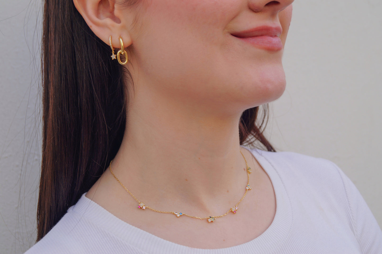 collar dorado piedras coloridas puesto