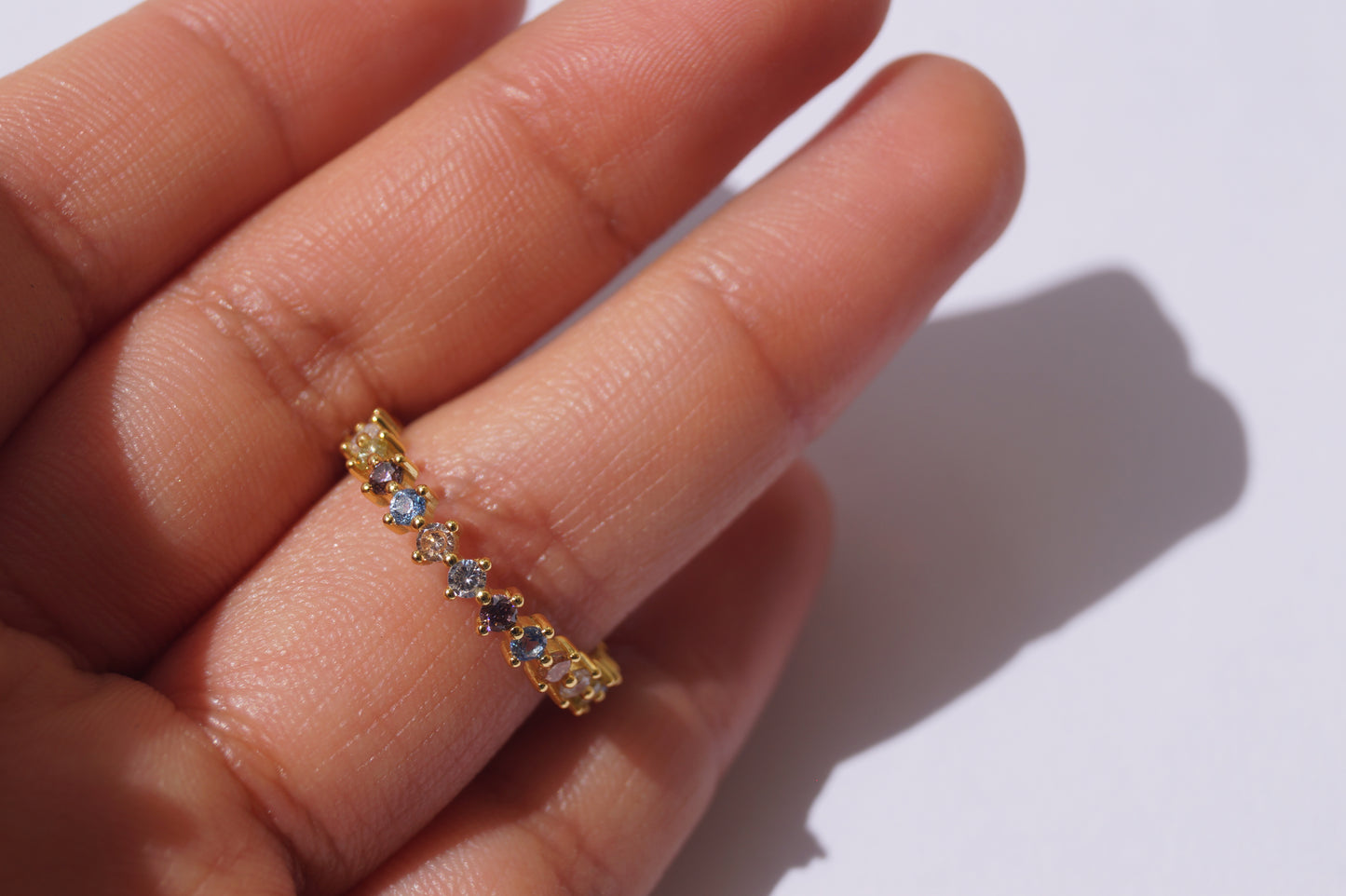 Anillo enchapado en oro colorido puesto 
