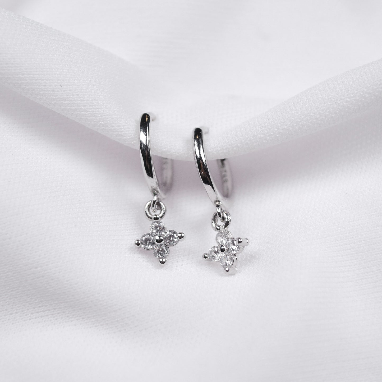 Aretes plata ley con figura flor con cristal dosce joyeria