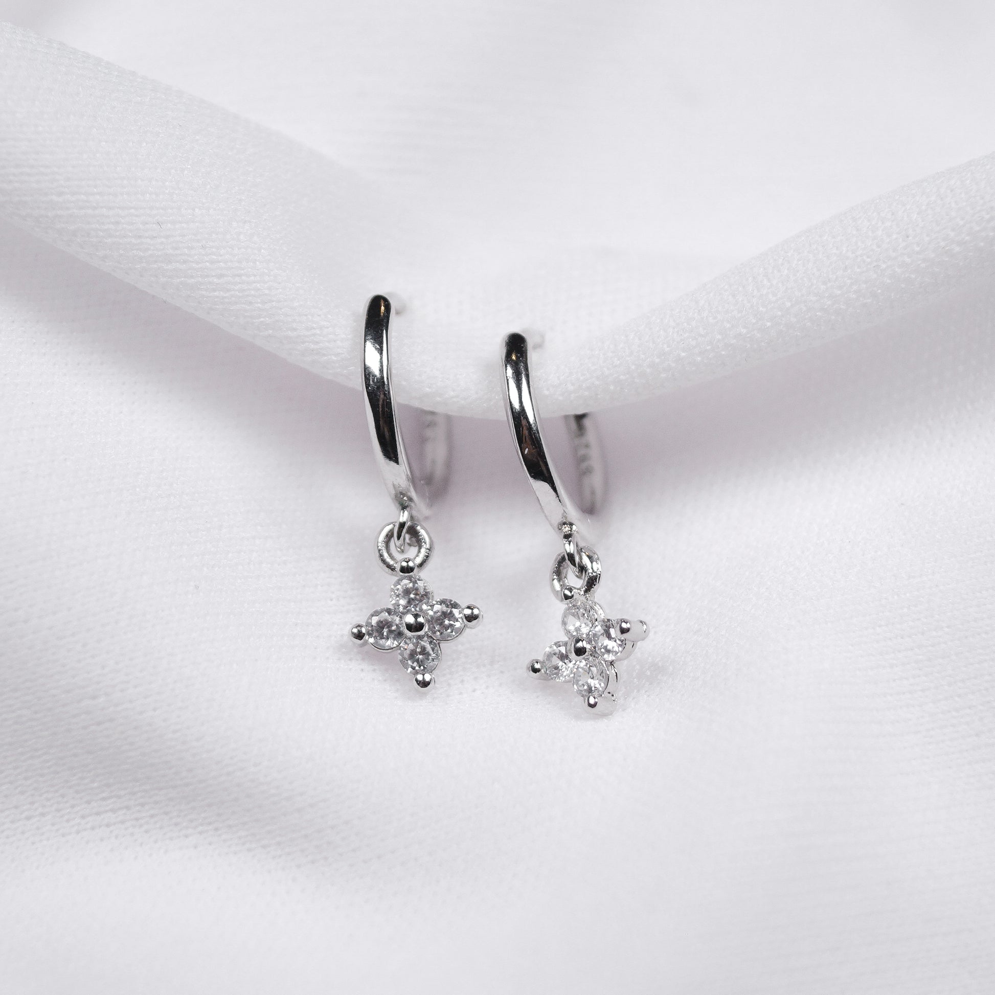Aretes plata ley con figura flor con cristal dosce joyeria