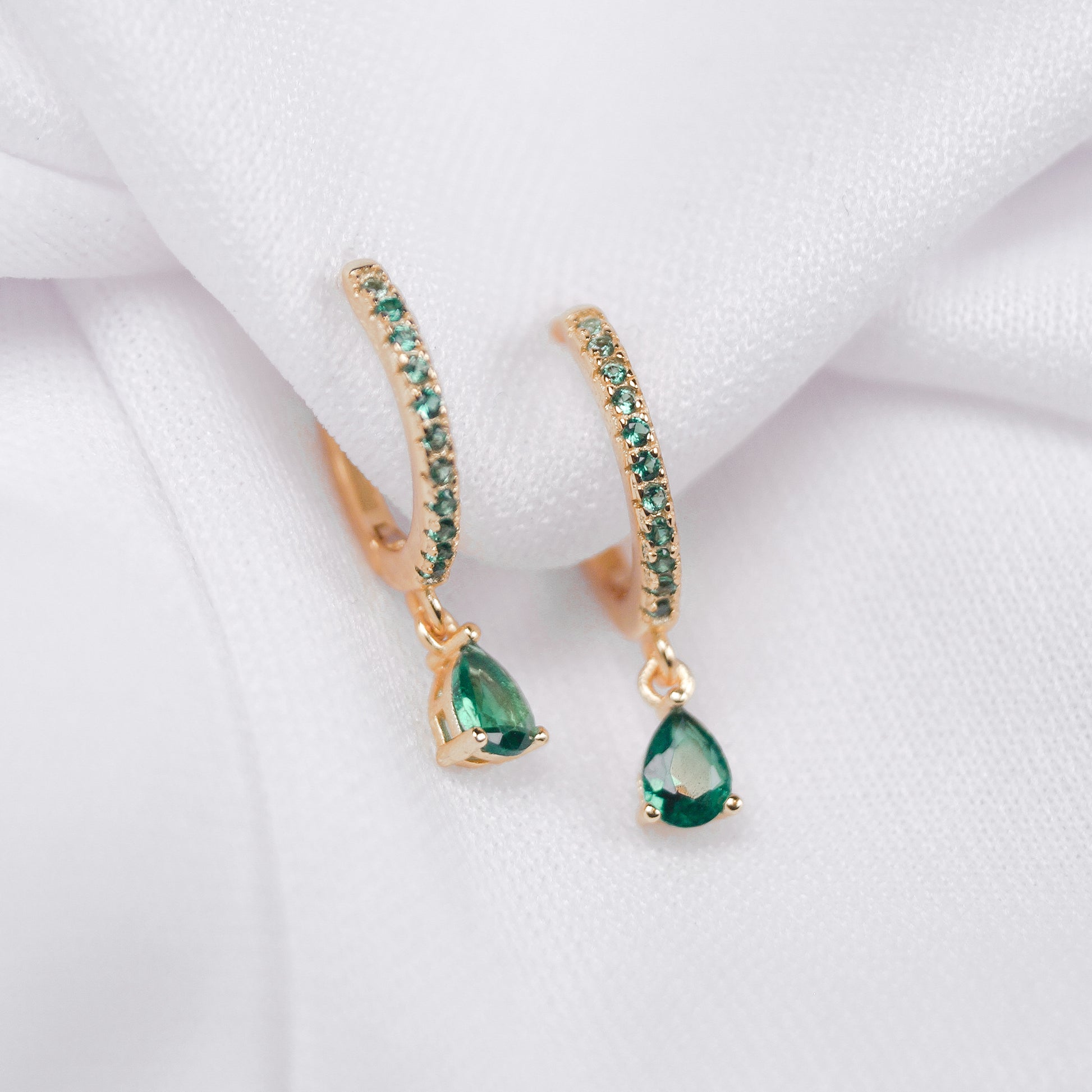 Arracadas con piedra verde color esmeralda plata ley enchapado en oro
