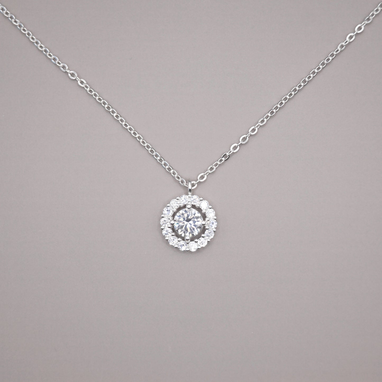 Collar circulo con zirconias a prueba de agua en plata ley dosce joyeria