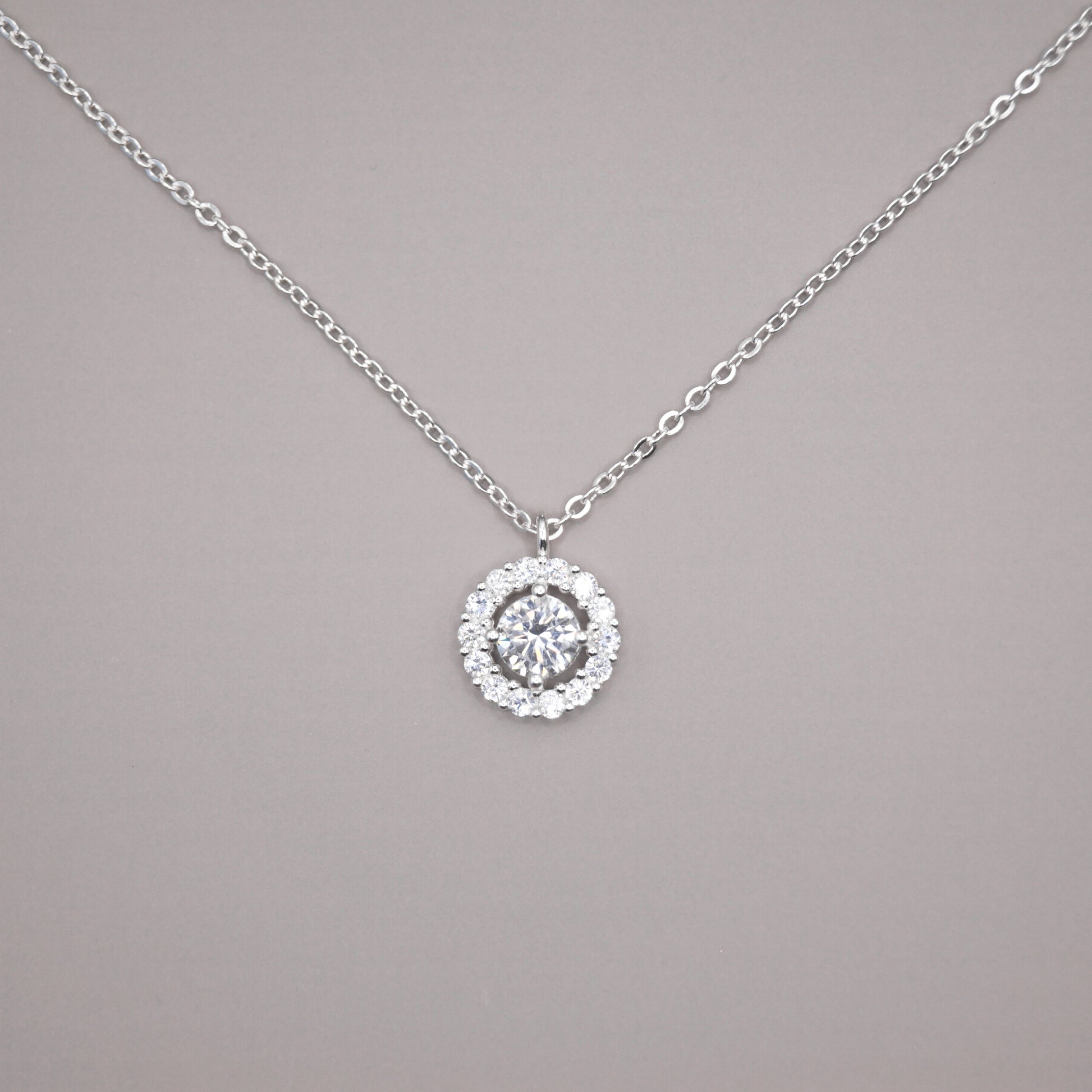 Collar circulo con zirconias a prueba de agua en plata ley dosce joyeria