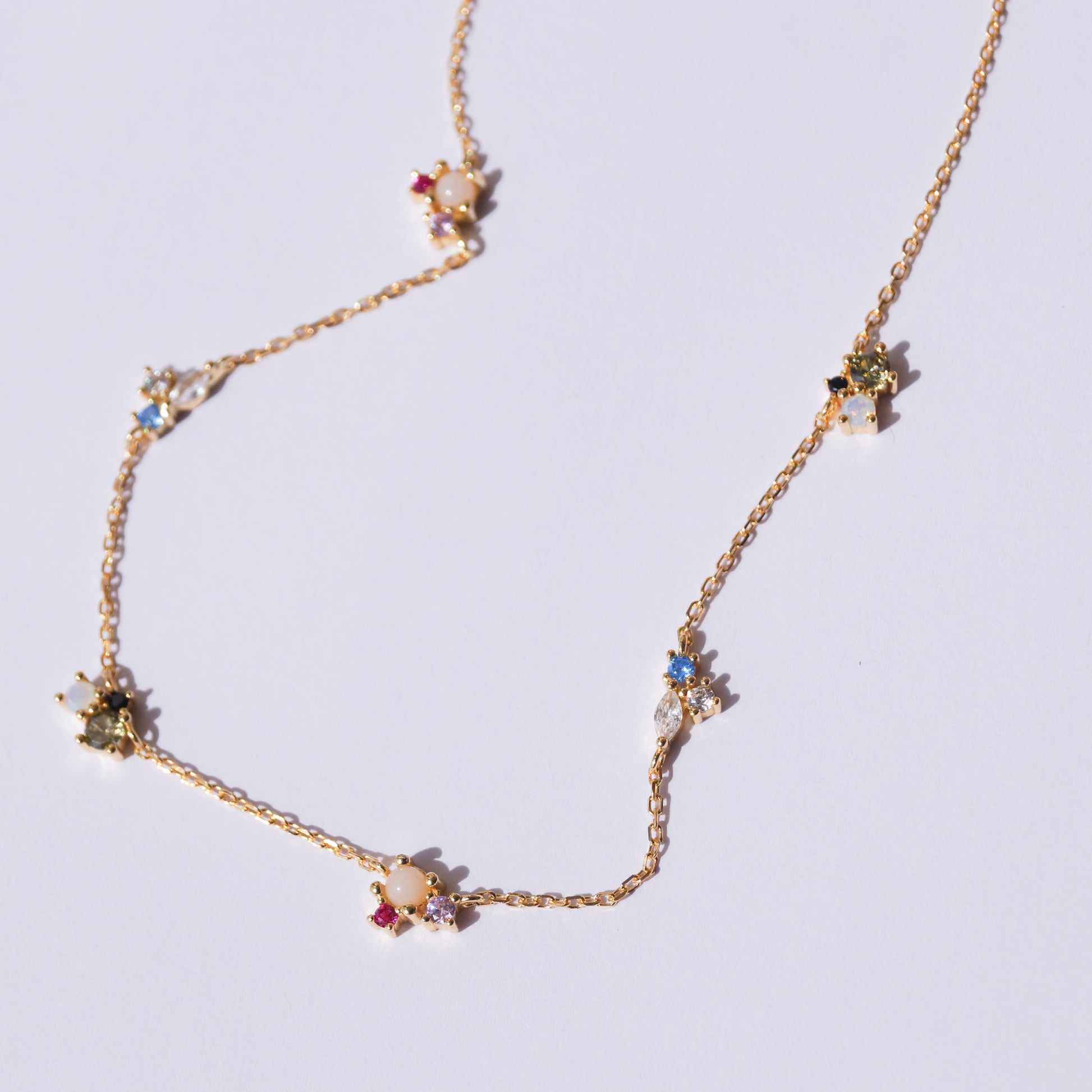 Collar dorado piedras colores