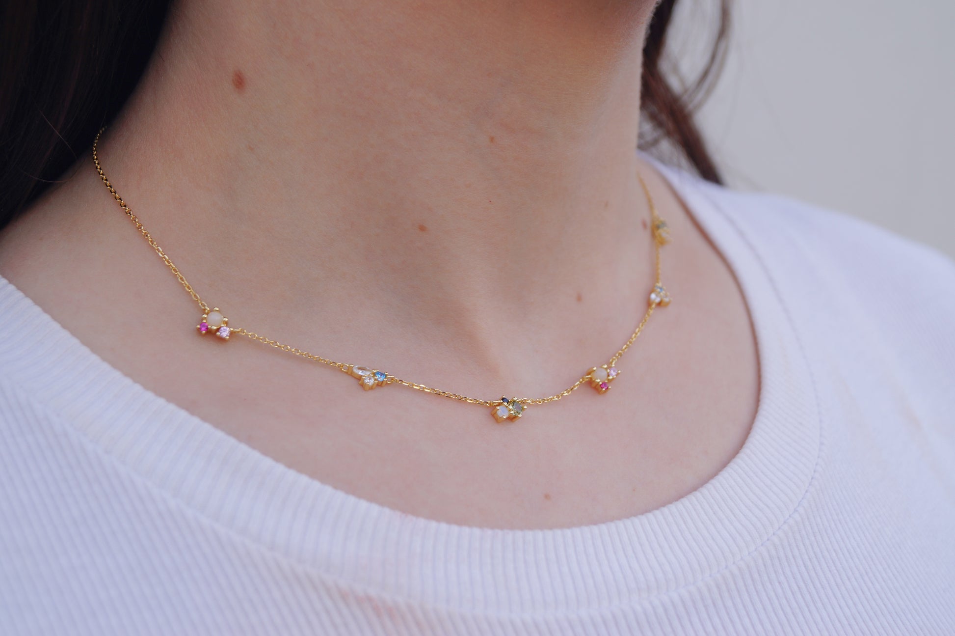 Collar dorado piedras colores puesto