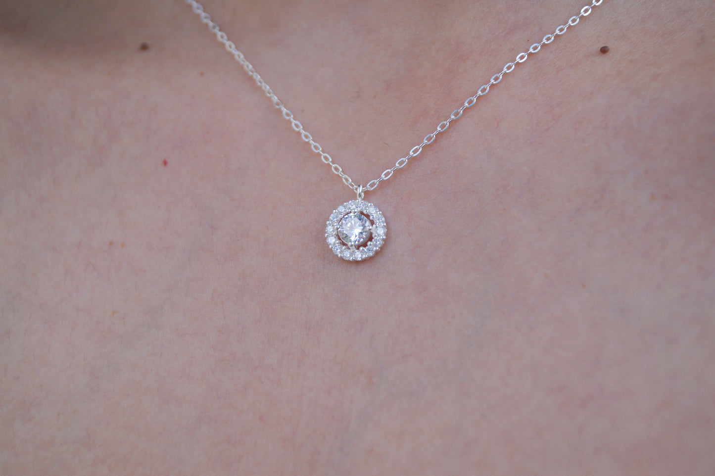 Collar waterproof plata ley circulo con cristales puesto