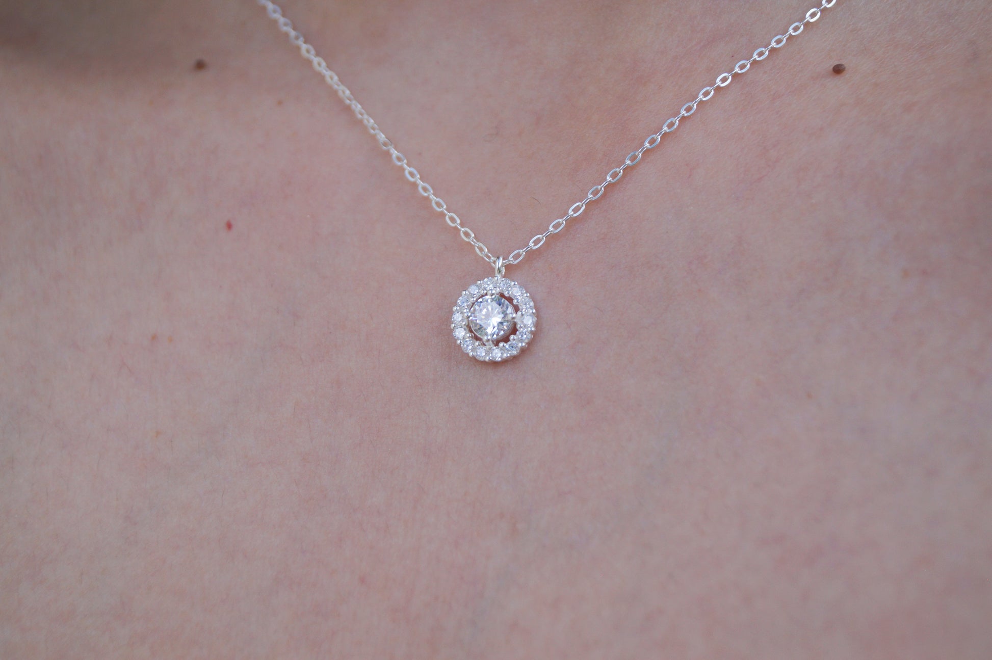 Collar waterproof plata ley circulo con cristales puesto