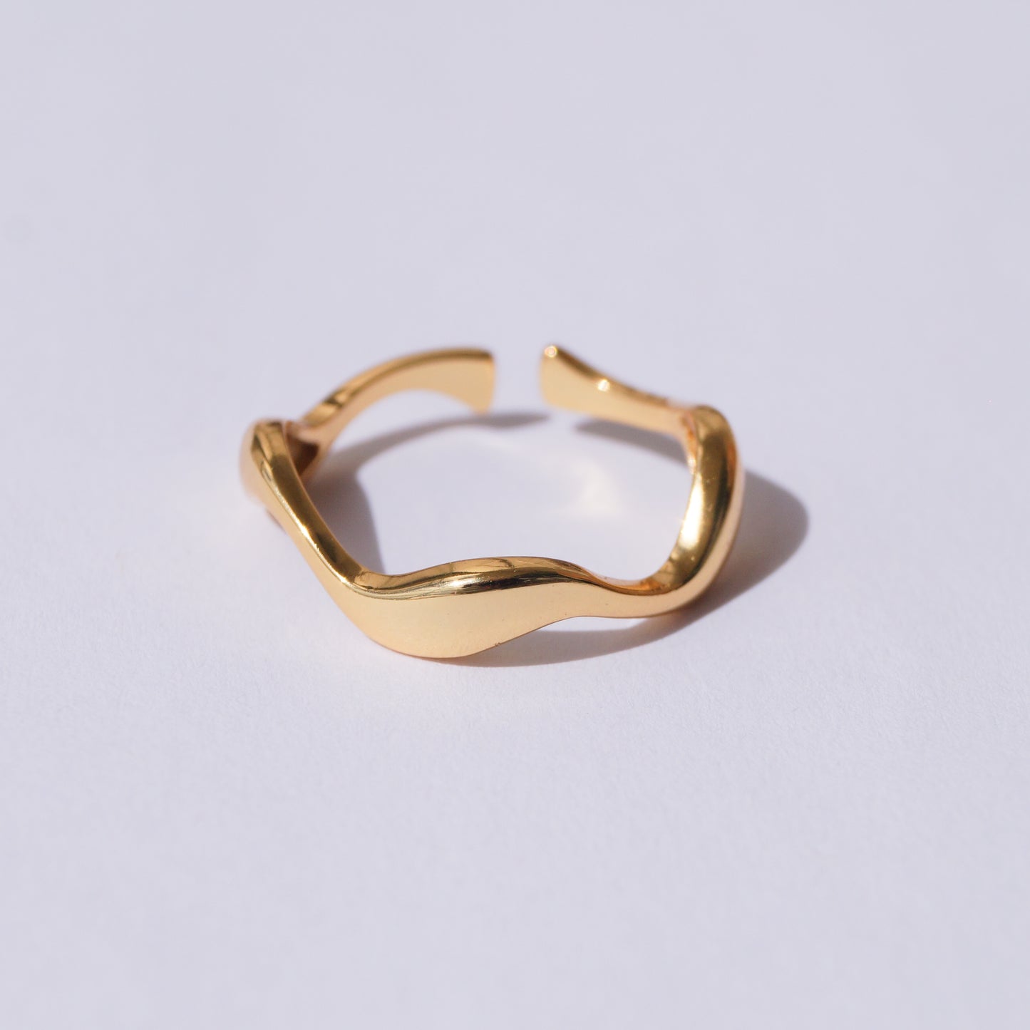 anillo ondulado ajustable enchapado en oro en plata ley dosce joyeria 