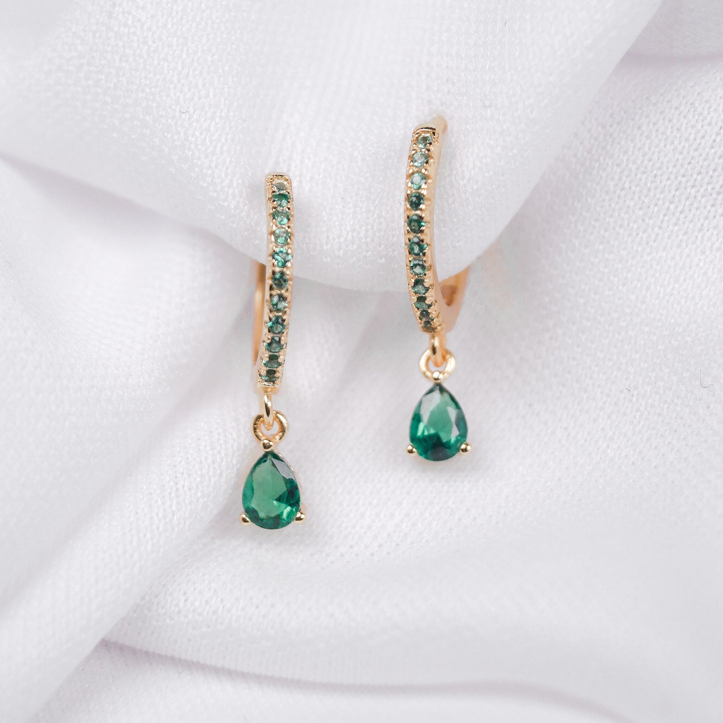aretes dorados huggies plata ley enchapado en oro con piedra verde esmeralda