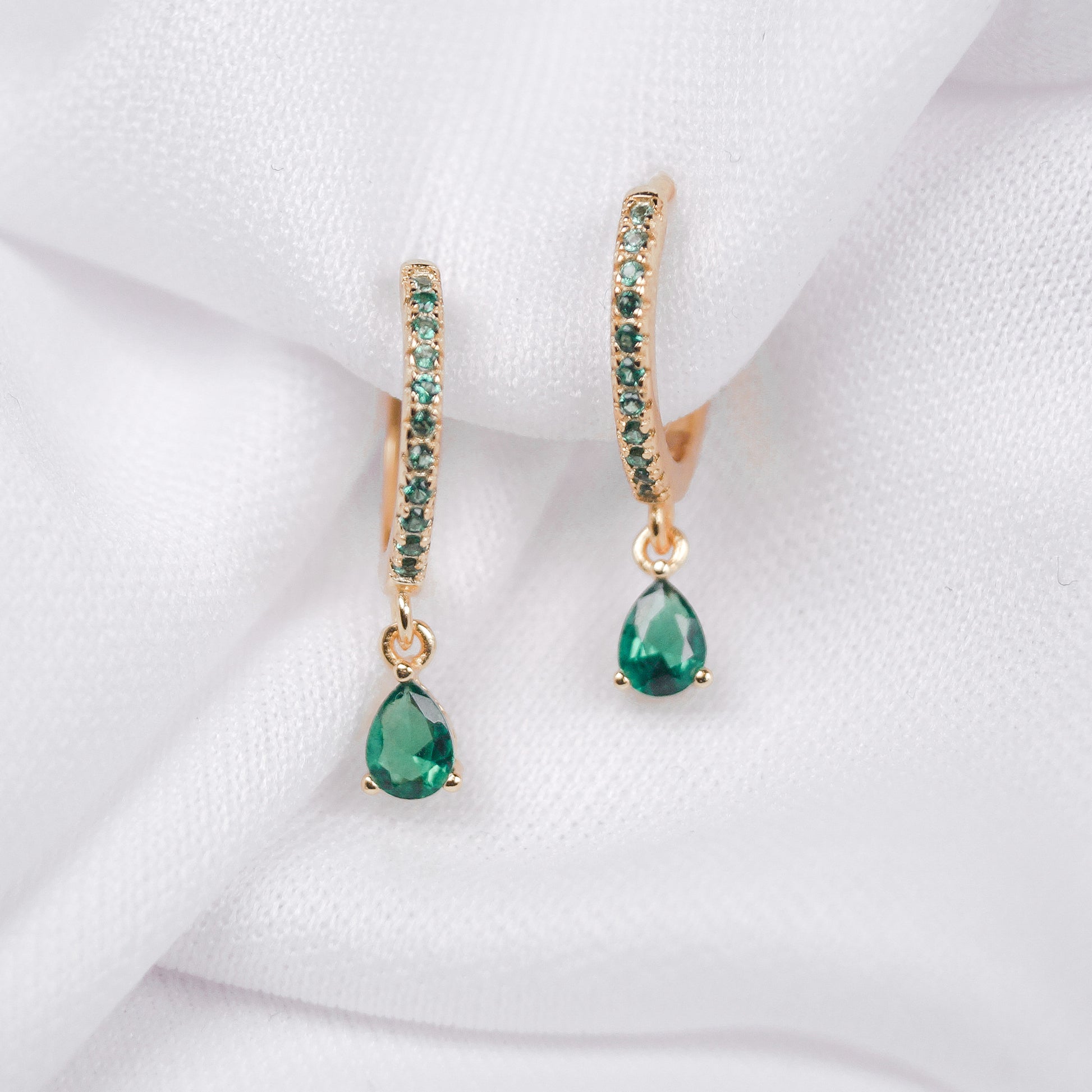 aretes dorados huggies plata ley enchapado en oro con piedra verde esmeralda
