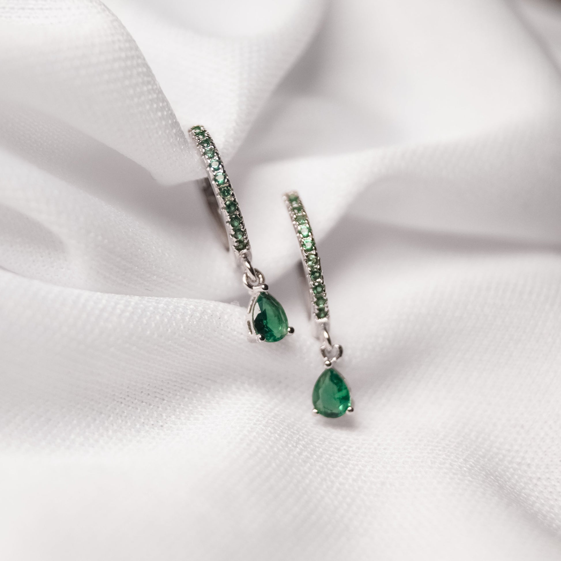 arracadas aretes plata ley con piedra verde esmeralda dosce joyeria